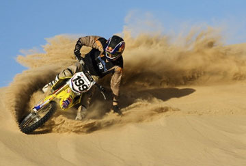 motorkář jedoucí pískem