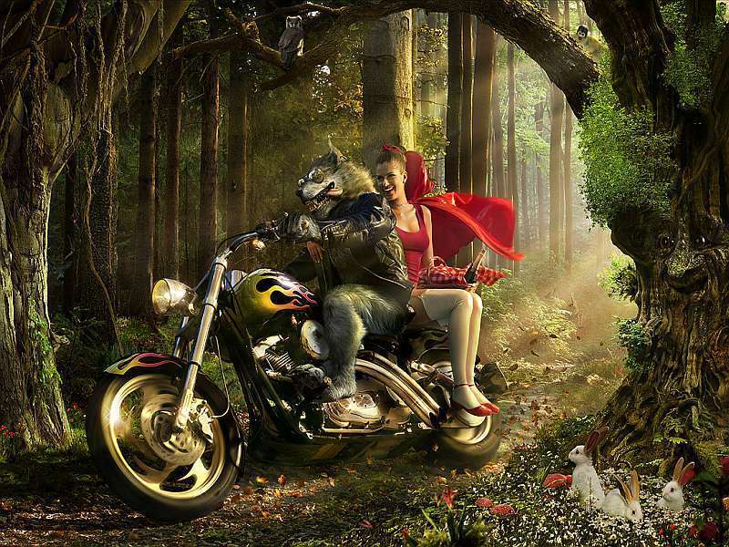 Vlk s Červenou Karkulkou projíždějí lesem na motorce