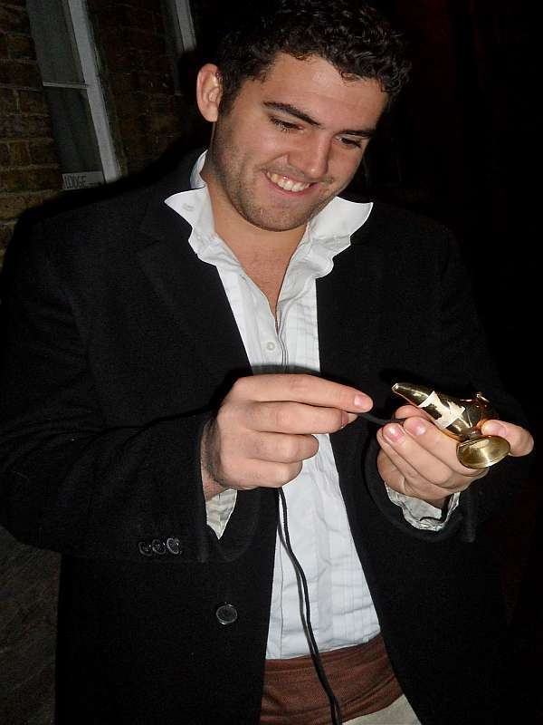 Muž s moderní aladinovou lampou v ruce