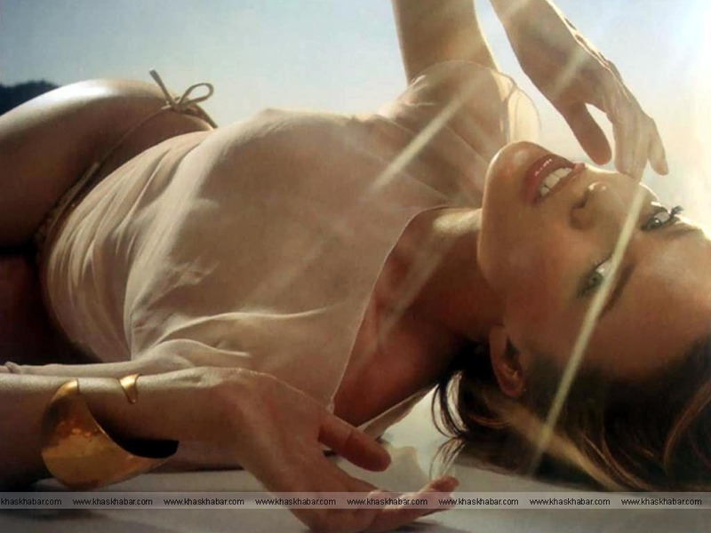 Žena ležící na zemi v průhledné halence s rukou na tváři