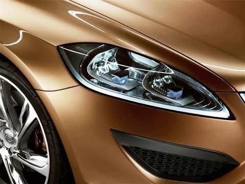 Detailní záběr předního světla vozu Volvo S60