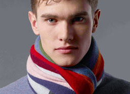 Barevná šála na krku muže