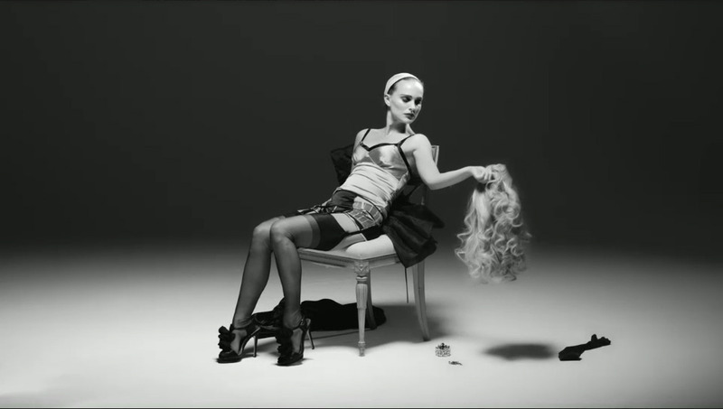 Natalie Portman při svlékání