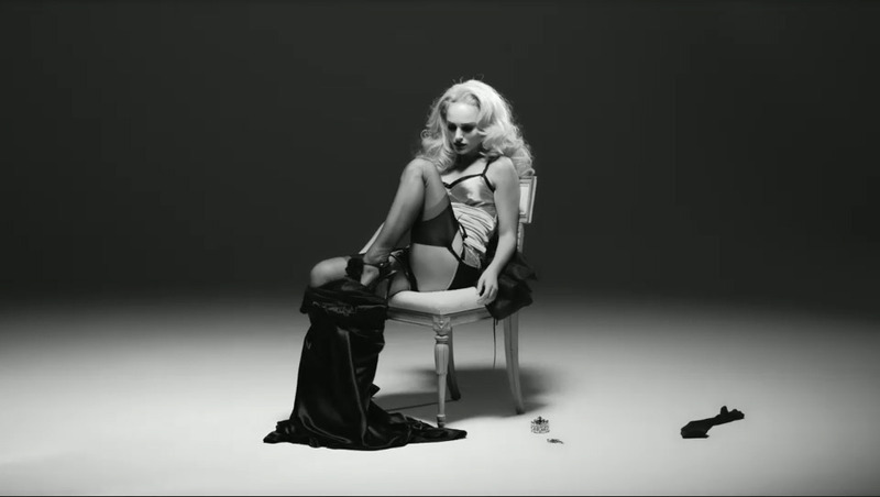 Obrázek blondýny při svlékání šatů