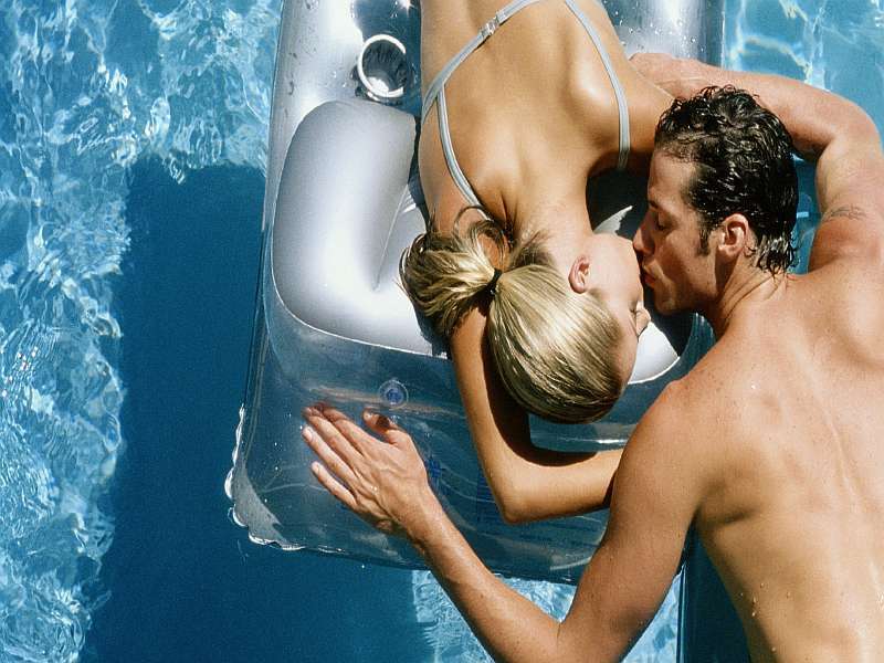Muž se ženou na lehátku ve vodě