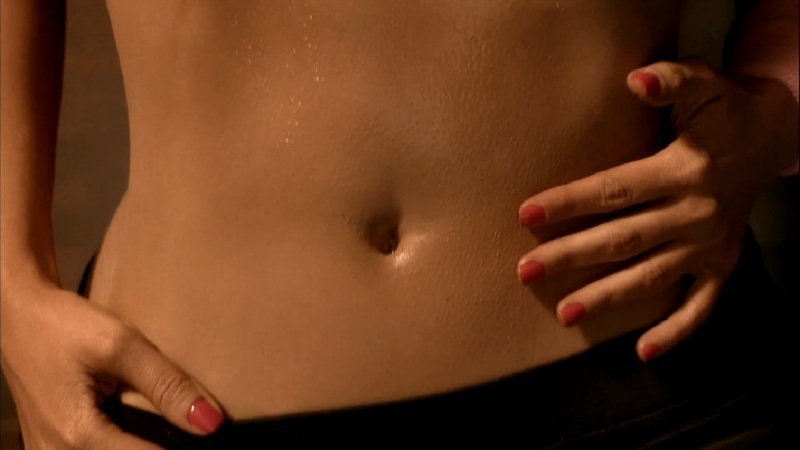 Fotografie zobrazující odhalené břicho