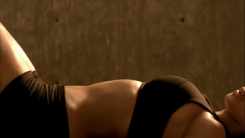 Fotografie ženy ležící ve spodním prádle