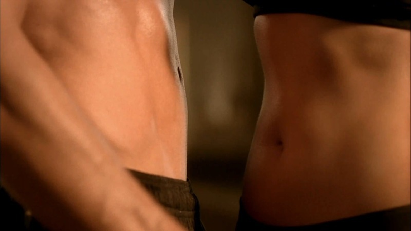 Muž se ženou s holým břichem