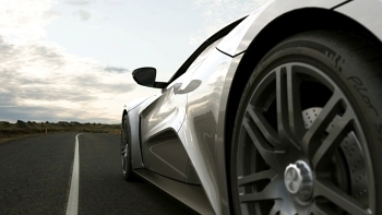 Pohled z boku na vůz ZENVO ST1