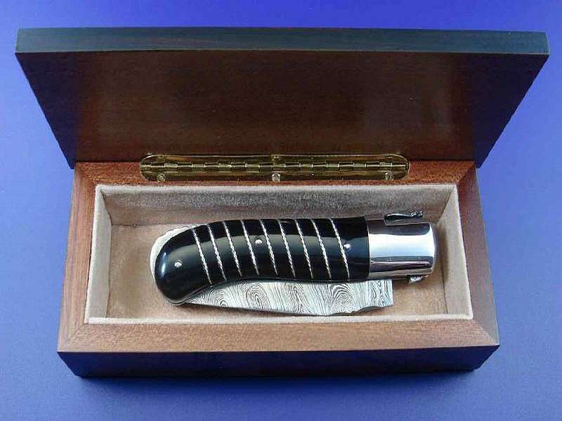 Kapesní nožík v krabičce