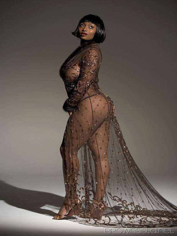 Černoška oblečená v průsvitných šatech