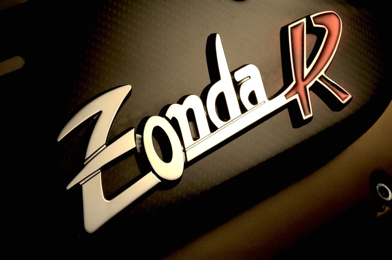 Detailní záběr loga vozu Pagani Zonda R