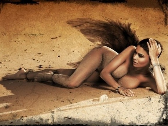 Fotografie Vlaďky Erbové nahé ležící v písku