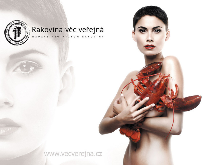 Nahá Vlaďka Erbová s langustou v náručí