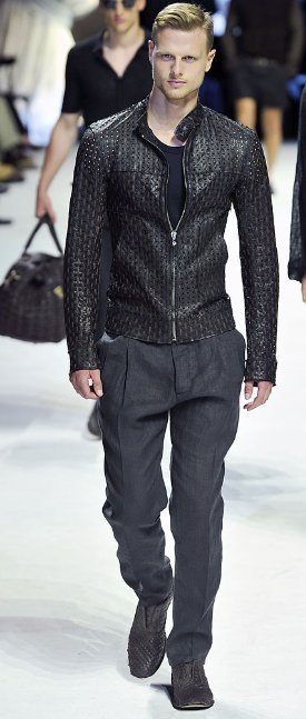 Snímek muže předvádějícího módní trend jaro 2011