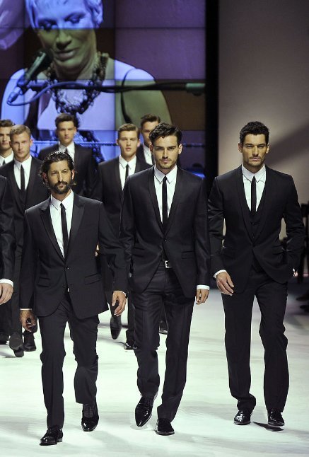 Muži předvádějí pánské obleky