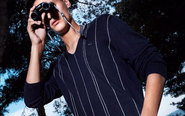 Obrázek muže s dalekohledem