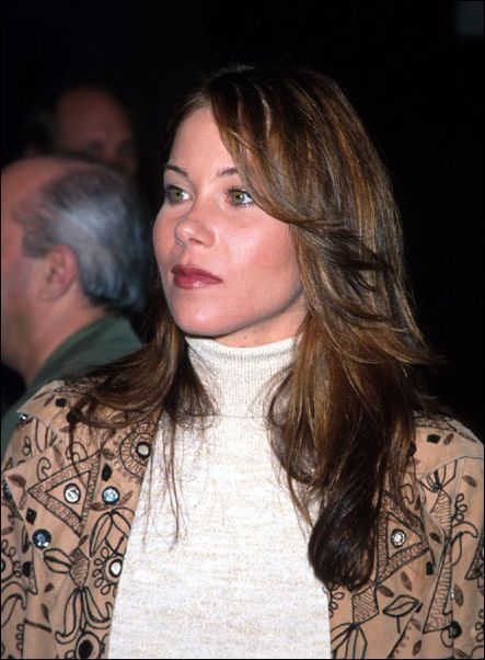  Christina Applegate s hlavou otočenou na bok