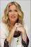 Christina Applegate se založenými rukami