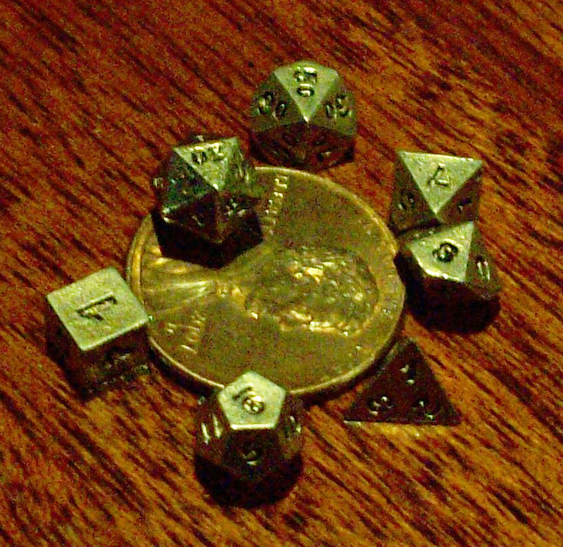 Hrací kostky v různých tvarech ležící na stole