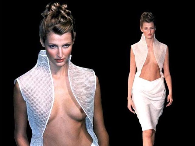 Tereza Maxová na molu odhaluje svá prsa