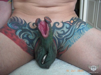 Fotografie muže s potetovaným penisem