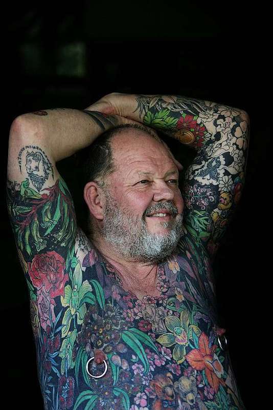Obrázek muže s tetováním