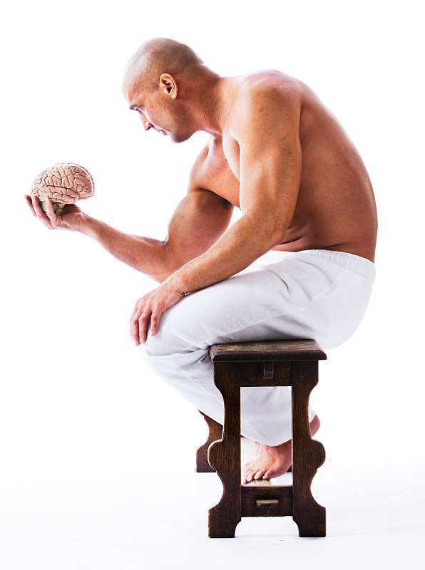 muž s mozkem v ruce