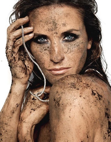 Herečka Courteney Cox na snímku je celá špinavá od blata