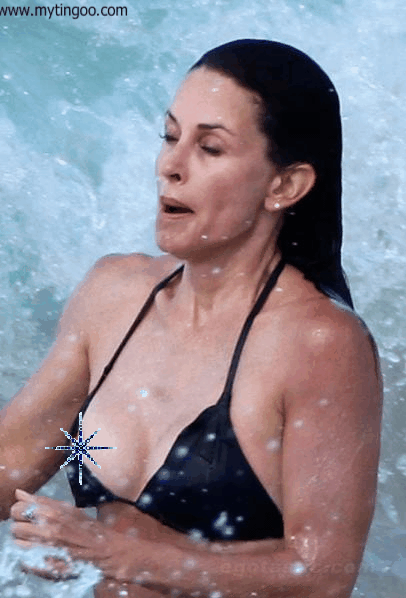 Courtney Cox zachycena při koupání v moři