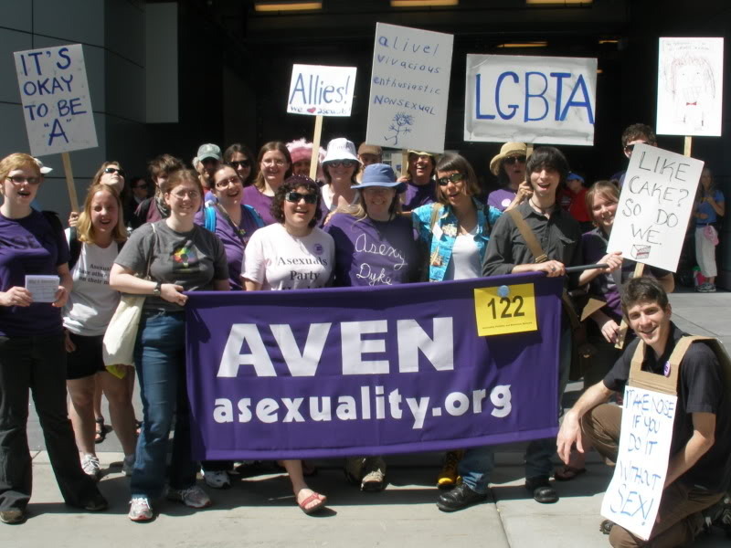 Fotografie lidí, kteří drží v ruce transparenty