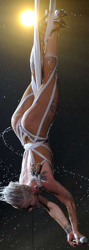  Pink téměř nahá na hrazdě