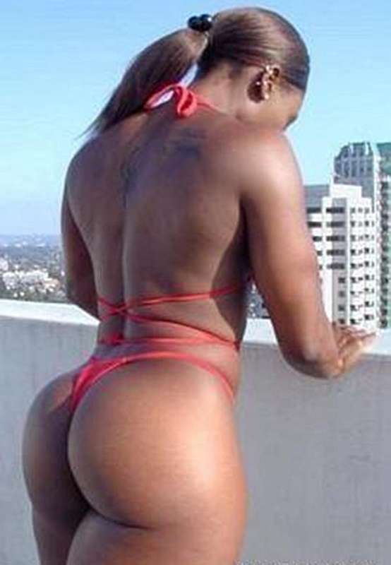 Serena Williams skoro nahá, opřená o balkón