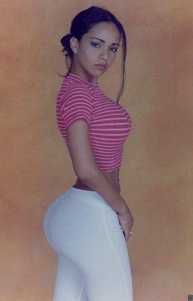 Žena v bílých kalhotech se sexy zadečkem