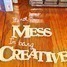 Obrázek s nápisem To není nepořádek být kreativní.Zdroj: biz-kid1.livejournal.com