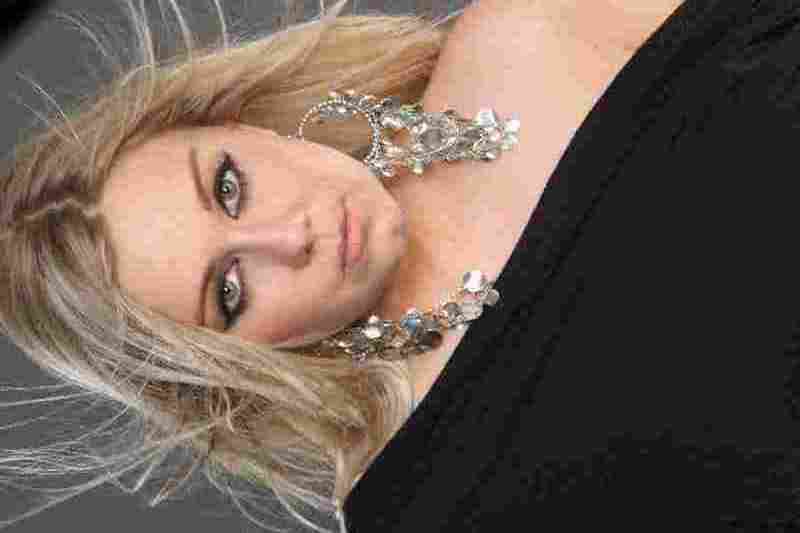 Obrázek blondýny v černé halence