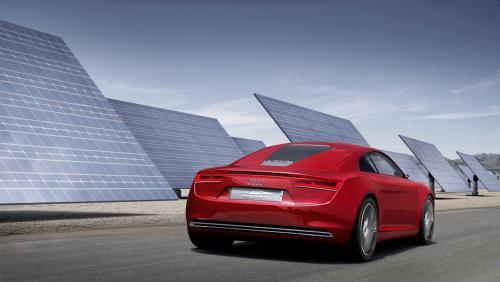 Automobil červené barvy Audi e-tron