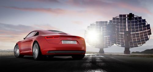 Pohled na vůz Audi e-tron červené barvy