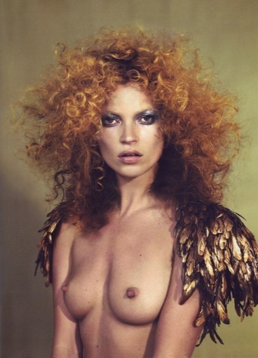 Žena s rozcuchanými vlasy odhalila svá prsa