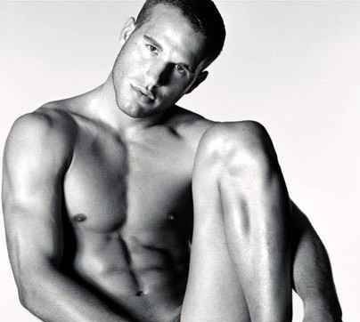 Černobílá fotografie nahého muže