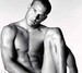 Černobílá fotografie nahého muže