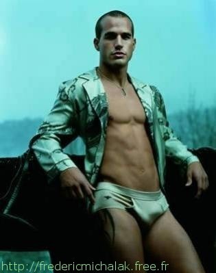 Snímek muže s rozepnutou košilí a odhalenou hrudí