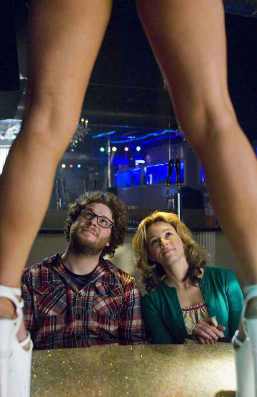 Muž se ženou koukají na postavu stojící před nimi