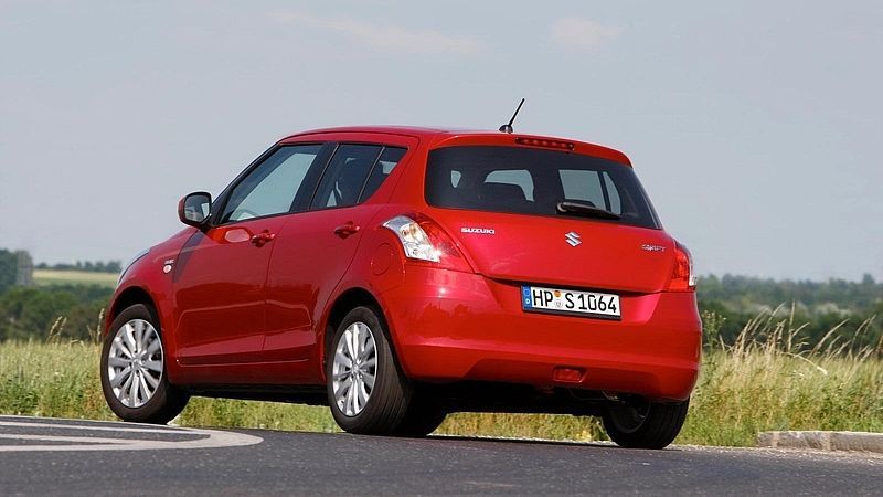 Osobní automobil červené barvy Suzuki Swift 2010