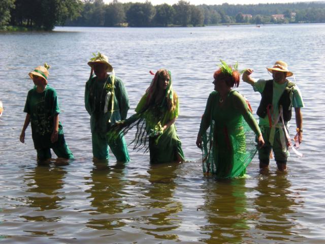 Vodníci vycházející z vody