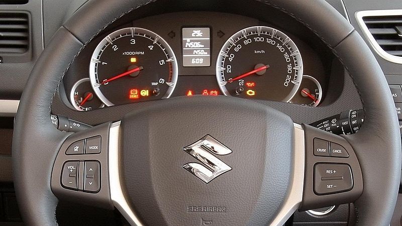 Detailní snímek volantu vozu Suzuki Swift 2010