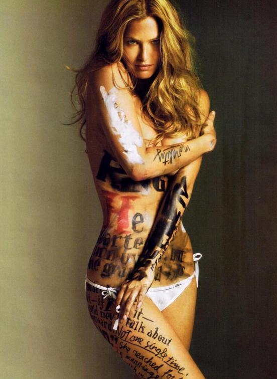 Krásná Bar Refaeli s potetovaným tělem