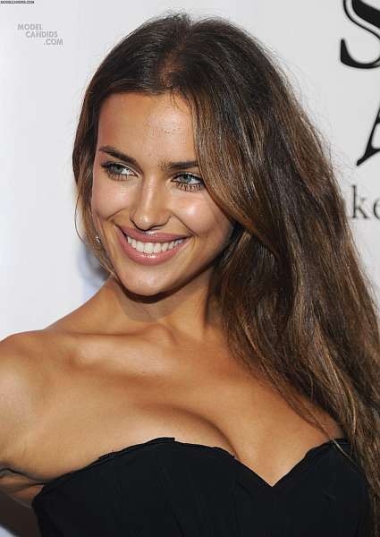 Irina Shayk v černých šatech