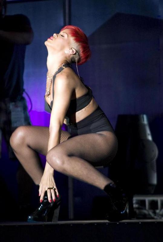 Rihanna na koncertu v nevšedním outfitu