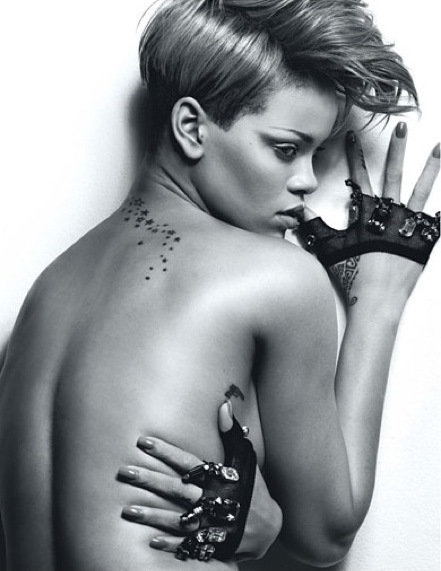 Černobílá fotografie nahé ženy otočené zády